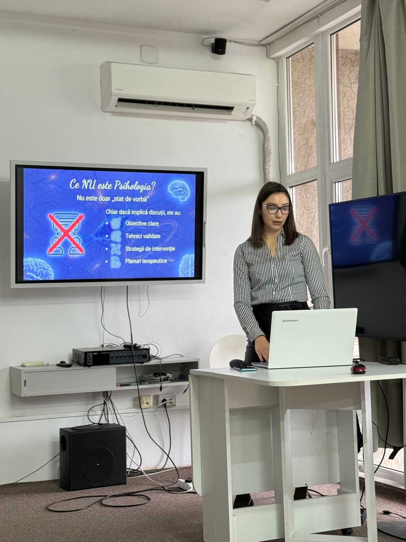 Timeia Perian prezentând